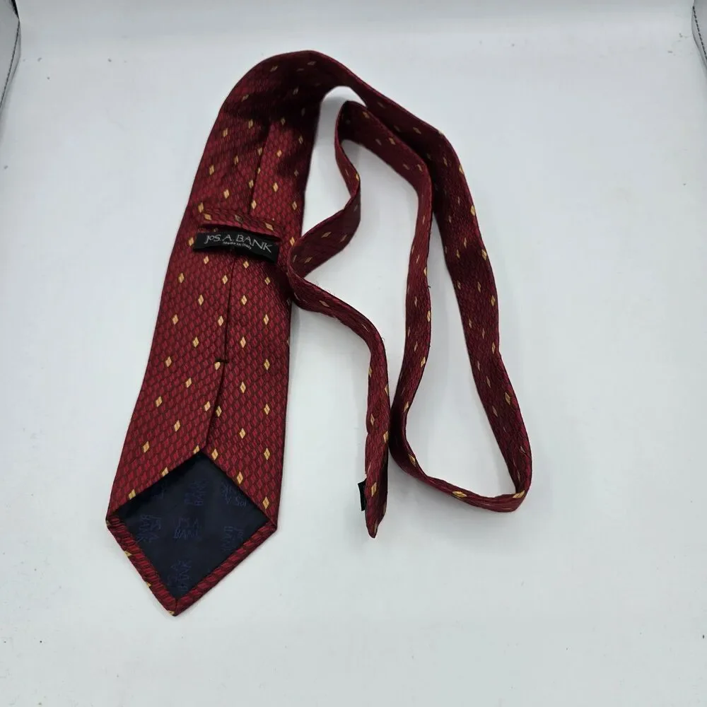 Mens Necktie Jos. A. Banks Silk, Suit, Formal, Size 59 x 4 Inches Red vintage